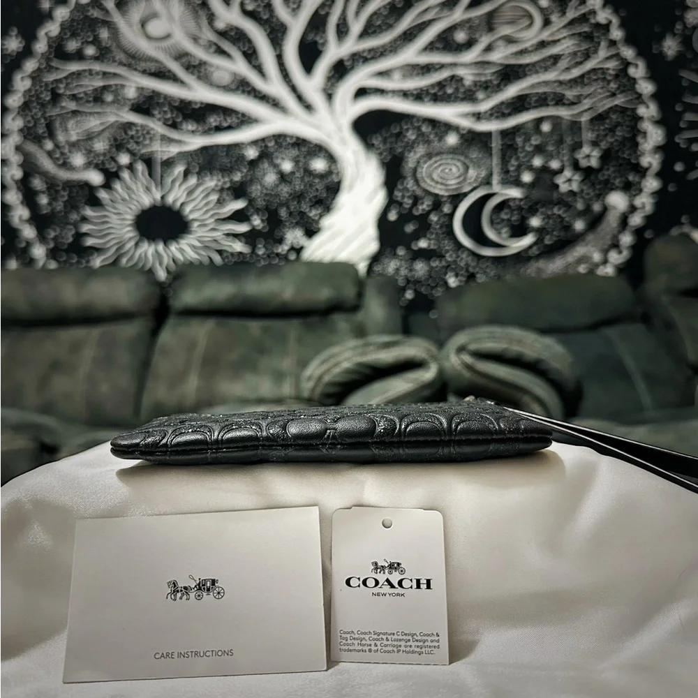 Coach Embossed Black Wristlet new without tags - Picture 14 of 17